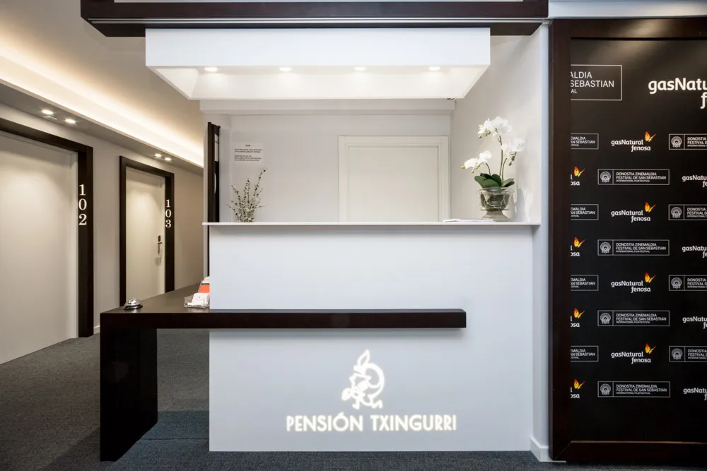 MOSTRADORES RECEPCIÓN.webp