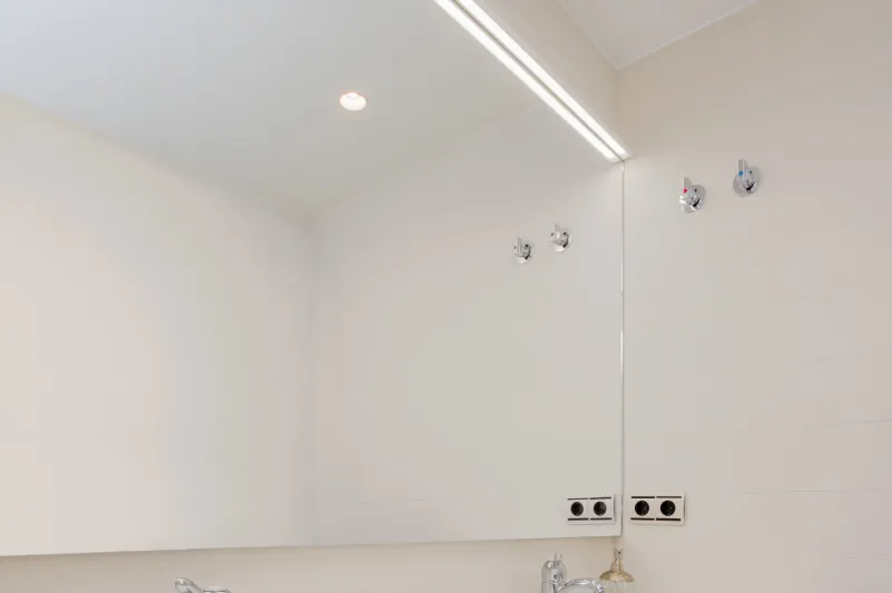 Roma - Espejo con LED superior